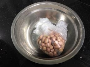 花生米洗洗干净。