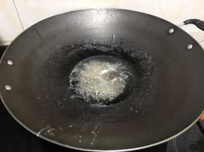 炒锅放入白糖。少许的清水，中小火加热。