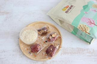 准备食材，一小杯大米，4小包枣夹核桃。