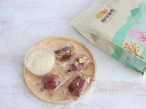 准备食材，一小杯大米，4小包枣夹核桃。