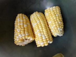 玉米去皮，洗净，刷少许牛奶。不刷就是原味，刷烧烤汁也行，刷辣椒酱也行，刷酱油也行，喜欢什么味道就刷什么，各式风情随你挑。