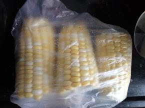 放在保鲜袋里，放微波炉高火5分钟。