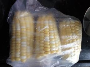 放在保鲜袋里，放微波炉高火5分钟。