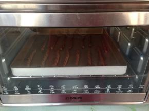 放在不粘烤盘上，入烤箱发酵40分钟。发酵完之后，入预热好上火165度，下火170度烤箱，烘烤10分钟