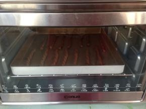 放在不粘烤盘上，入烤箱发酵40分钟。发酵完之后，入预热好上火165度，下火170度烤箱，烘烤10分钟