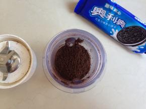 奥利奥饼干先用研磨机磨成粉末状