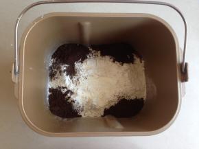 放入面粉和24克的奥利奥饼干粉末