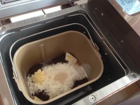 加入软化的黄油和酵母，将面包桶放入到东菱BM1352AE-3C面包机内