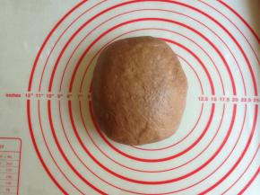 面团取出排气，盖保鲜膜滚圆静置15分钟