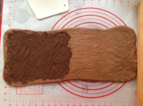 擀成长方形，在1/2处涂抹上24克的奥利奥饼干粉末