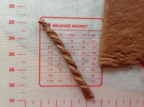 切成小段，两手各拿起一端，反手拧