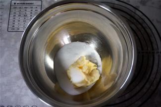 黄油软化后，加入细砂糖，打发至蓬松发白。