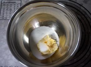 黄油软化后，加入细砂糖，打发至蓬松发白。