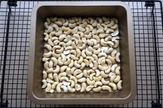 生腰果放入预热好的烤箱170度烤10分钟，表面微微金黄，烤出香味即可。