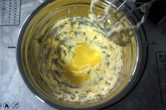 加入15克全蛋液，搅打至完全融合。