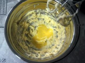 加入15克全蛋液，搅打至完全融合。