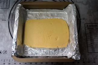 将面片连同锡纸一起转移到烤盘上，放入预热好的烤箱中层，上下火170度烤20分钟。