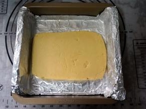 将面片连同锡纸一起转移到烤盘上，放入预热好的烤箱中层，上下火170度烤20分钟。