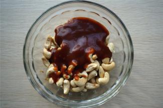 烤好的腰果加入50克焦糖奶油酱，拌均匀。