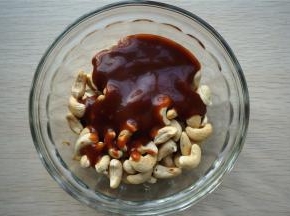 烤好的腰果加入50克焦糖奶油酱，拌均匀。