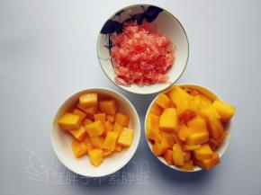 芒果去皮切成丁，挑一些好看的待会装饰用（大约半个的量），西柚剥皮，取出果粒。