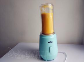 果汁瓶中加入椰浆，糖和除装饰外的芒果，开动果汁机，搅打一分钟，直到芒果泥细腻。