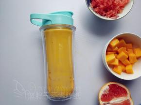 取下果汁瓶，换上盖子，直接放入冰箱冷藏1个小时。