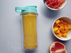 取下果汁瓶，换上盖子，直接放入冰箱冷藏1个小时。