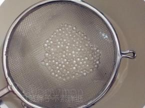 接着来煮西米露。先烧一锅热水，水开之后，放入西米露，加盖中火焖煮15分钟，直到西米露只剩下中间一点白芯。