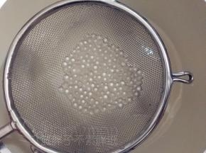 接着来煮西米露。先烧一锅热水，水开之后，放入西米露，加盖中火焖煮15分钟，直到西米露只剩下中间一点白芯。