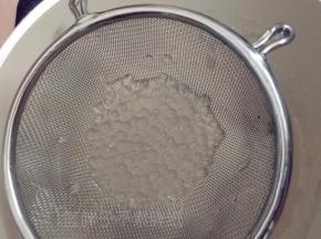 关火，盖上盖子闷上几分钟，直到西米露完全透明为止。煮好的西米露用冷水冲上几遍。