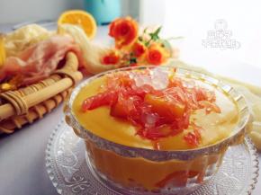 取出冷藏的芒果泥，倒入碗中，加入西米露，切块的芒果，西柚，搅拌几下。之后用芒果和西柚做表面装饰即可。