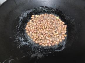 马上翻炒起来。