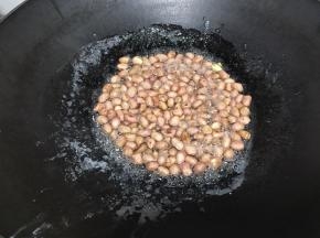 马上翻炒起来。