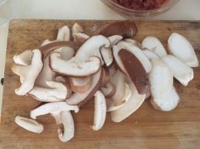 鲜香菇和杏鲍菇切成薄片