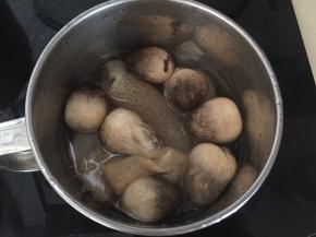 将盐水泡好的竹荪清水浸泡2次后和洗净的草菇一起放入清水锅里煮开焯水