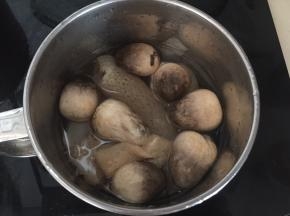 将盐水泡好的竹荪清水浸泡2次后和洗净的草菇一起放入清水锅里煮开焯水