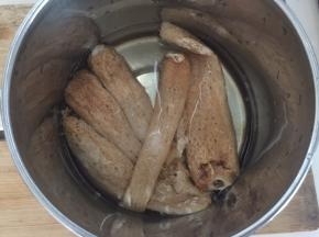 竹荪放入清水中加入3g盐浸泡