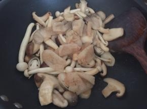 收汁后加入竹荪，加入5ml生抽和5ml蚝油一起翻炒均匀