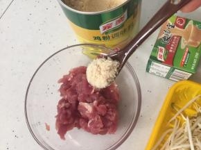 瘦肉加入一匙家乐鸡粉调味料