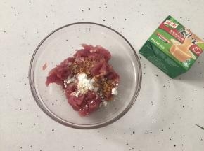 再加入生粉、白砂糖、5ml生抽、5ml蚝油一起搅拌均匀盖上保鲜膜放入冰箱冷藏半小时