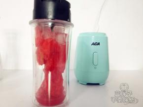 西瓜去皮之后切成块，放入榨汁机中，加入适量冰块。