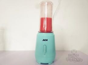 开动榨汁机，搅打1分钟，直到西瓜变成汁。