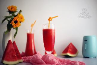 一杯冰冰凉的鲜榨西瓜汁就搞定了。