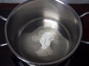 锅里放入打碎了的砂糖和25克清水。