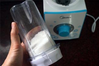 将125克粗砂糖用料理机打碎。