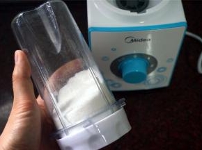 将125克粗砂糖用料理机打碎。