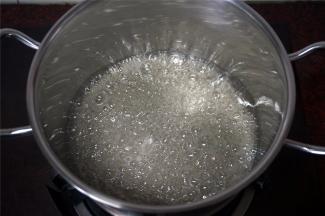 小火加热至砂糖完全融化，开始冒泡，期间不需要搅拌。