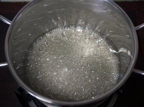 小火加热至砂糖完全融化，开始冒泡，期间不需要搅拌。