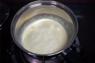 这个时候另起一个锅将淡奶油煮沸腾，用中火，很快就沸腾了。